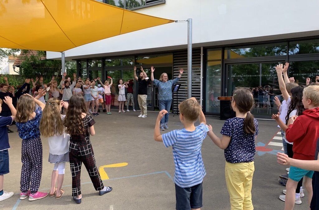 Es tönen die Lieder … – Frühlingssingen auf dem Schulhof
